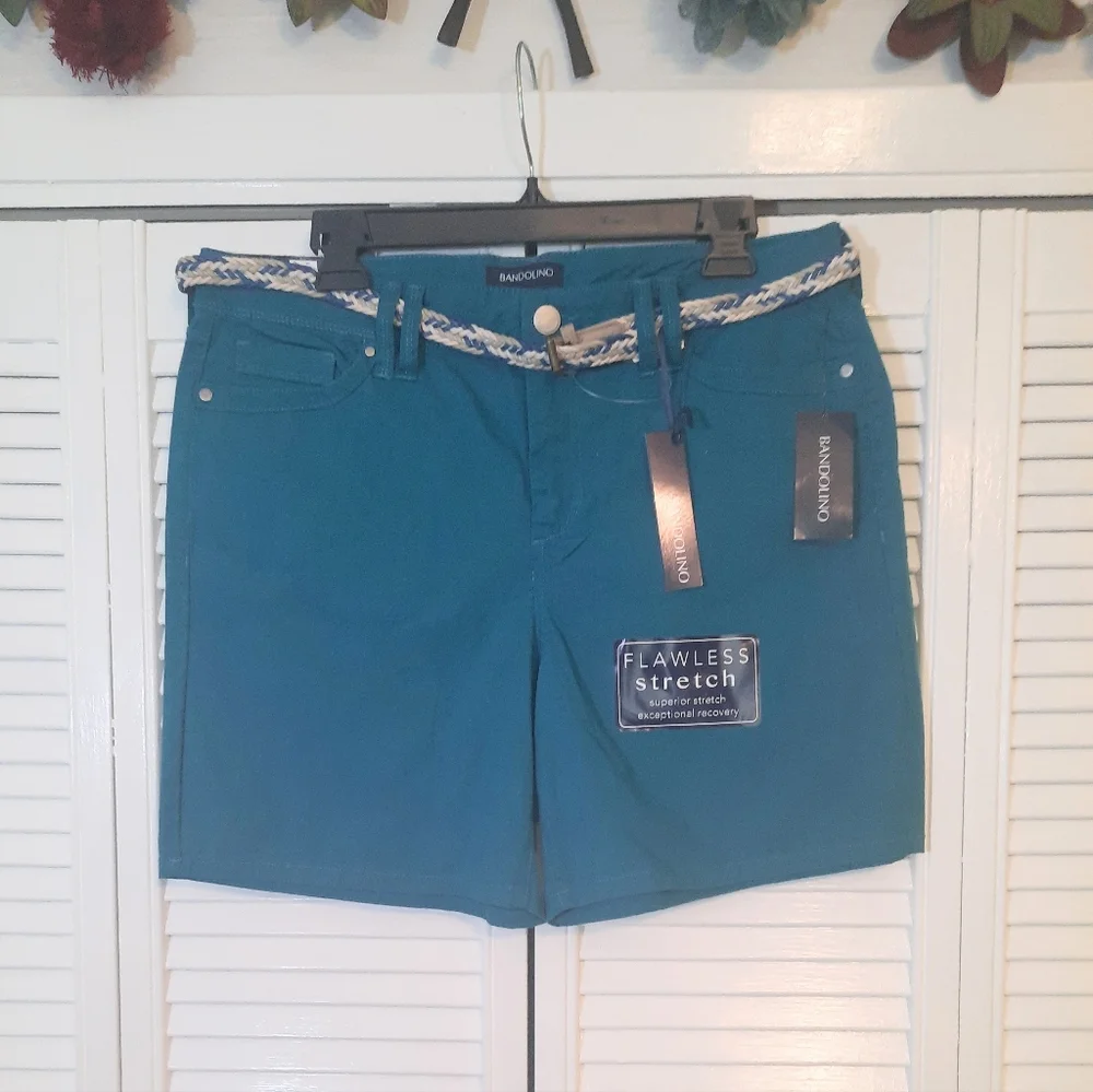 Bandolino classic amalia stretch belted shorts sz 10 NWT *D6